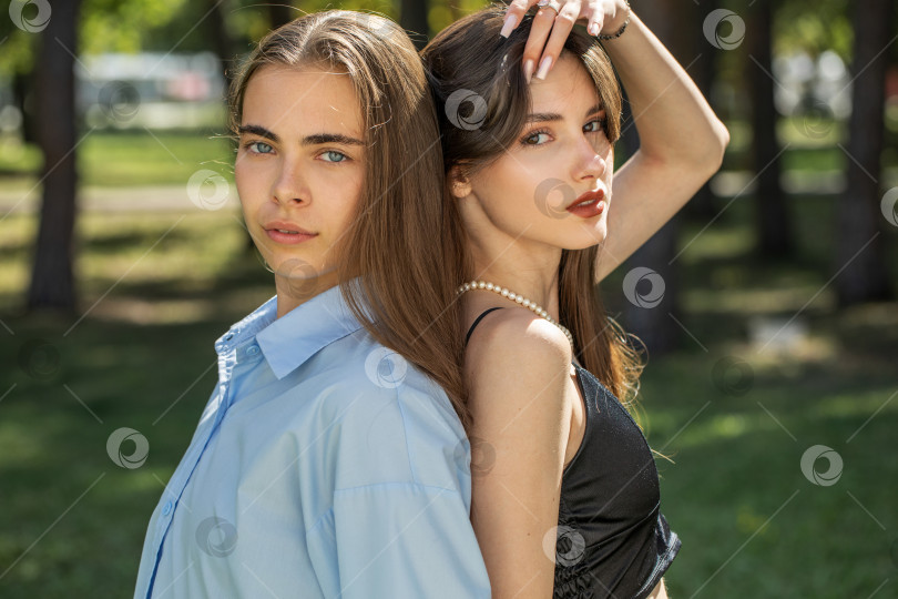 Скачать Модный портрет двух подруг фотосток Ozero