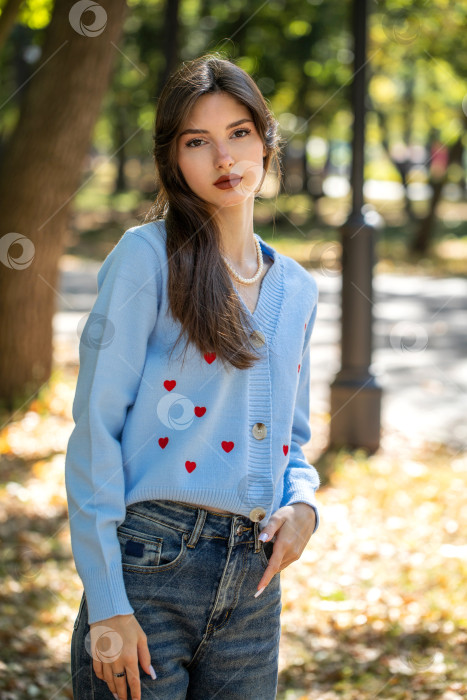 Скачать Портрет молодой красивой девушки-брюнетки фотосток Ozero