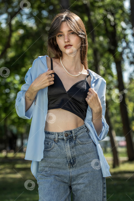 Скачать Портрет молодой красивой девушки-брюнетки фотосток Ozero