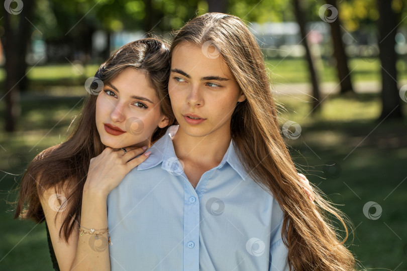 Скачать Модный портрет двух подруг фотосток Ozero