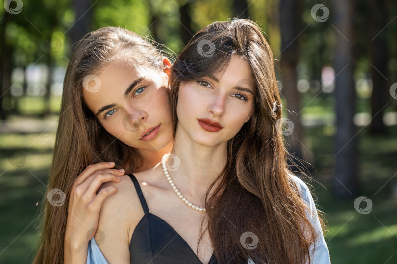 Скачать Модный портрет двух подруг фотосток Ozero