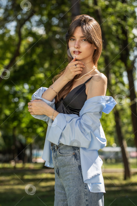 Скачать Портрет молодой красивой девушки-брюнетки фотосток Ozero