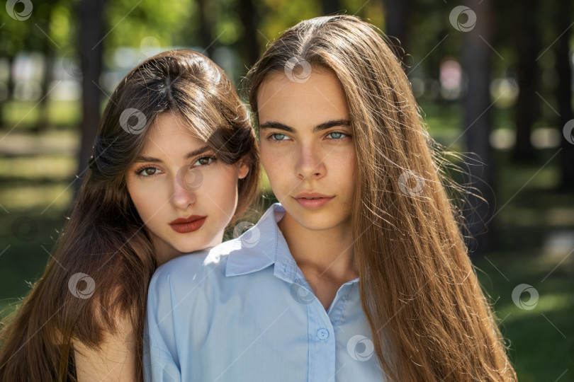 Скачать Модный портрет двух подруг фотосток Ozero