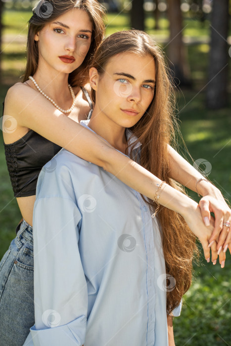 Скачать Модный портрет двух подруг фотосток Ozero