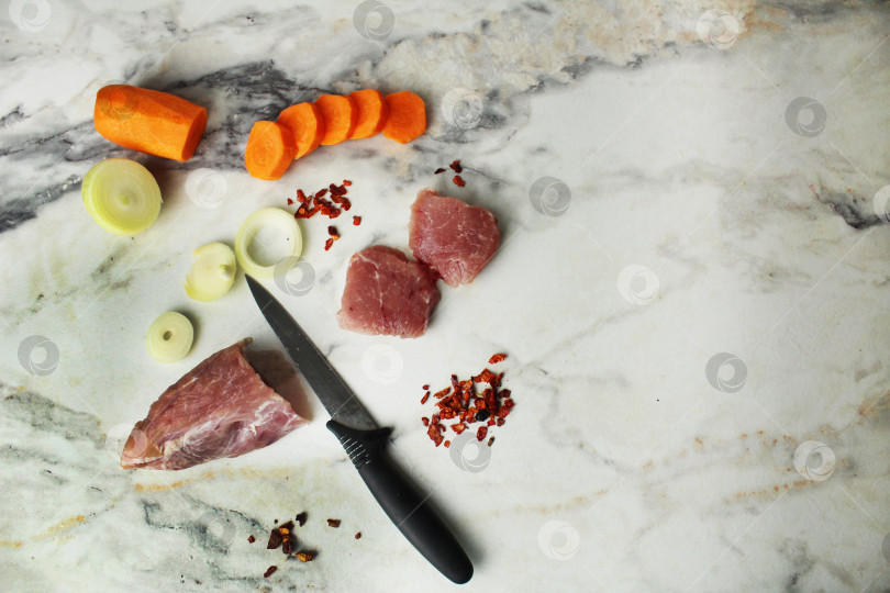 Скачать кусочки свинины, нарезанные порционными кусками для приготовления фотосток Ozero