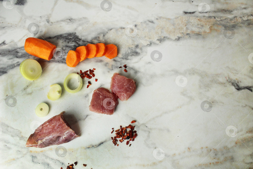 Скачать нарезка сырого мяса на кусочки для приготовления стейка фотосток Ozero