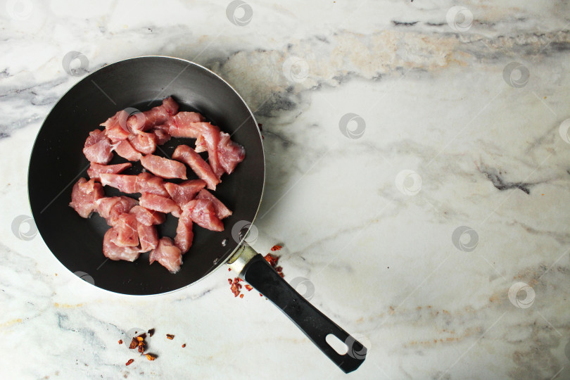 Скачать кусочки сырого мяса на сковороде с приправой вид сверху место для копирования текста фотосток Ozero