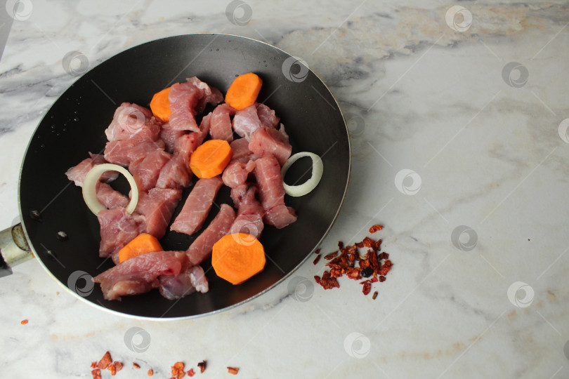Скачать Кусочки сырой свинины, говядины, маринованные с приправами и овощами, луком в тарелке фотосток Ozero