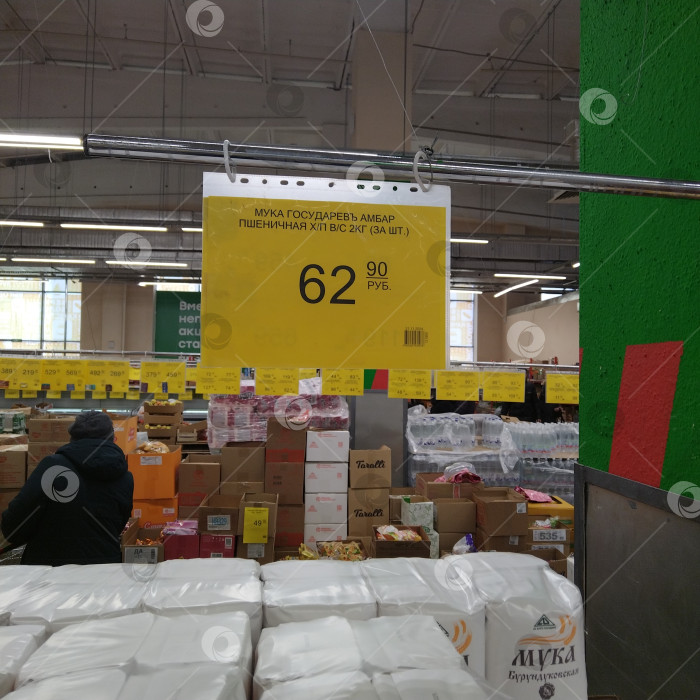 Скачать Отдел пшеничной муки в магазине "Победа". фотосток Ozero