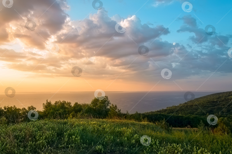 Скачать Восход солнца над рекой. фотосток Ozero