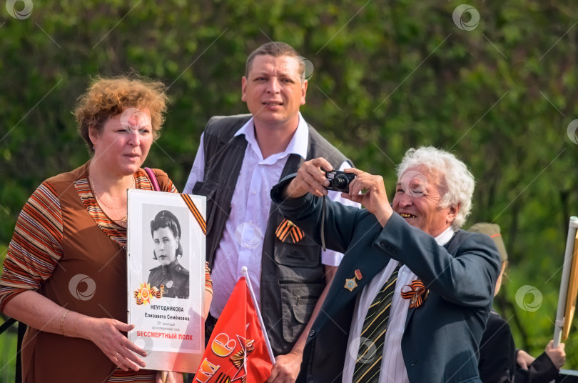 Скачать УЛЬЯНОВСК, РОССИЯ - 9 мая 2016 года: Люди ждут шествия "Бессмертного полка" фотосток Ozero