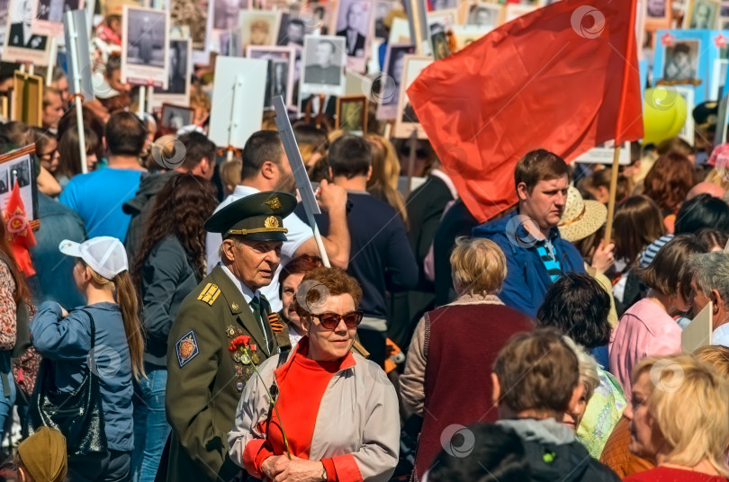 Скачать УЛЬЯНОВСК, РОССИЯ - 9 мая 2016 года: Шествие людей с флагами и фотографиями своих родственников в составе "Бессмертного полка" в ежегодный День Победы, 9 мая 2016 года в городе Ульяновске, Россия. фотосток Ozero