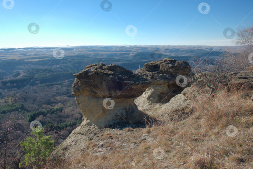 Скачать Большие камни в горах, похожие на головы змей фотосток Ozero