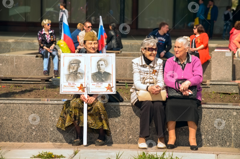 Скачать УЛЬЯНОВСК, РОССИЯ - 9 мая 2016 года: Пожилые женщины с портретом родственницы на "Бессмертном полку" фотосток Ozero