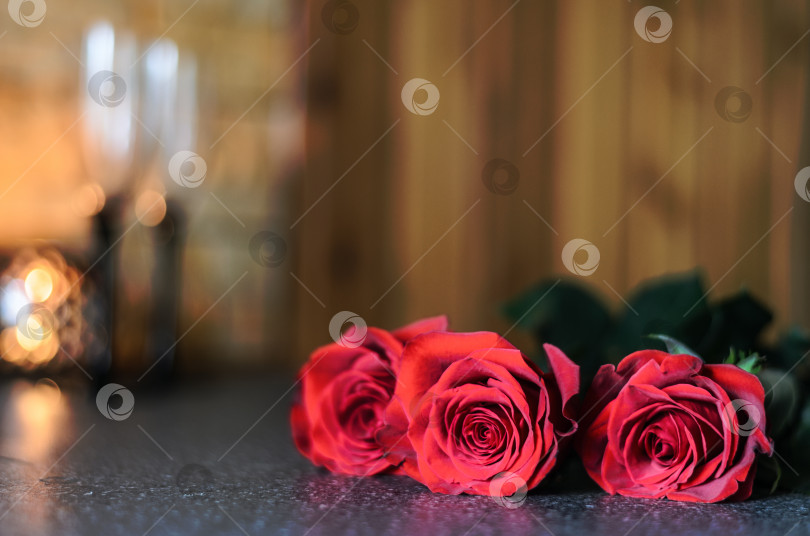Скачать Крупным планом красивые свежие розы в изысканной обстановке ресторана. фотосток Ozero