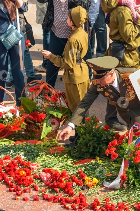 Скачать УЛЬЯНОВСК, РОССИЯ - 9 мая 2016 года: Люди с цветами у Вечного огня. фотосток Ozero