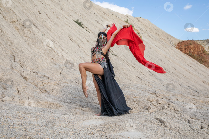 Скачать Сексуальная красивая женщина позирует в танцевальном костюме фотосток Ozero