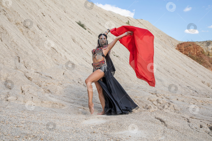 Скачать Сексуальная красивая женщина позирует в танцевальном костюме фотосток Ozero