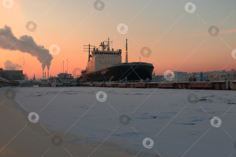 Скачать Ледокол на замерзшей Неве фотосток Ozero