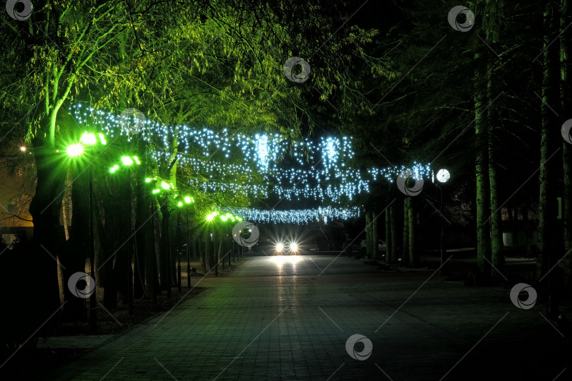 Скачать Городская улица  ночью в свете зеленых фонарей фотосток Ozero