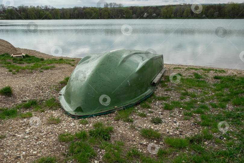 Скачать Перевернутая лодка на берегу фотосток Ozero