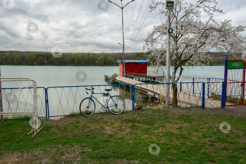 Скачать Велосипед у красного домика на озере фотосток Ozero