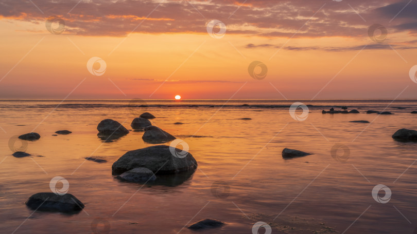 Скачать Спокойный оранжевый закат на вечернем море фотосток Ozero