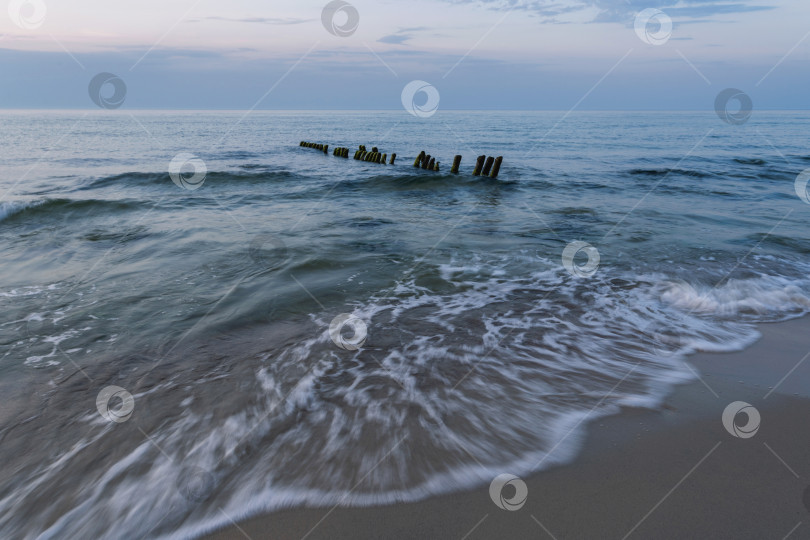 Скачать сумерки, прекрасные лазурные волны на побережье фотосток Ozero