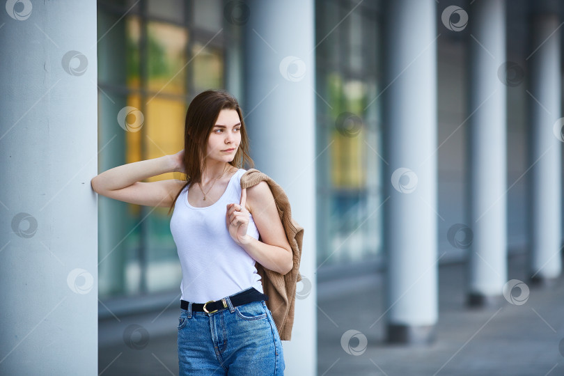 Скачать молодая девушка стоит возле здания. Скопируйте место. фотосток Ozero