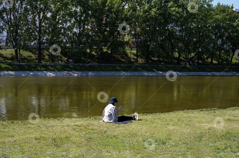 Скачать Отдых возле водоёма фотосток Ozero