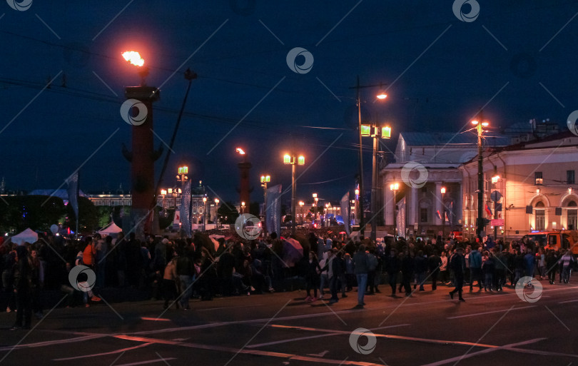 Скачать Толпа людей на стрелке Васильевского острова. фотосток Ozero