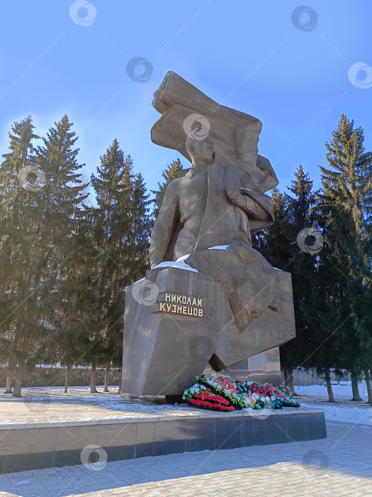 Скачать Памятник Николаю Кузнецову в Екатеринбурге фотосток Ozero