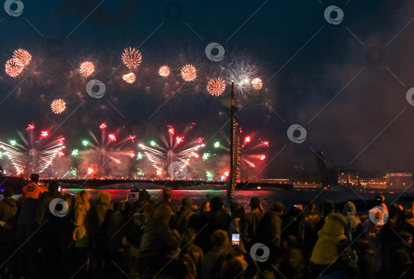 Скачать Красочные залпы салюта на Троицком мосту. фотосток Ozero