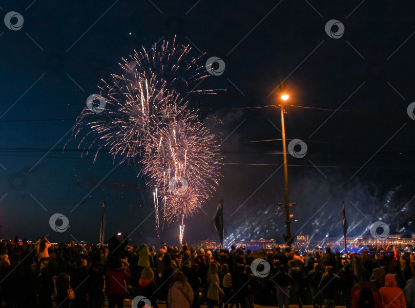 Скачать Фейерверк над толпой людей. фотосток Ozero