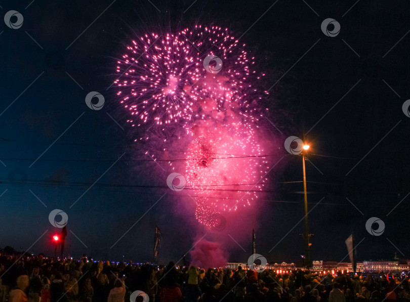 Скачать Красочные залпы салюта. фотосток Ozero