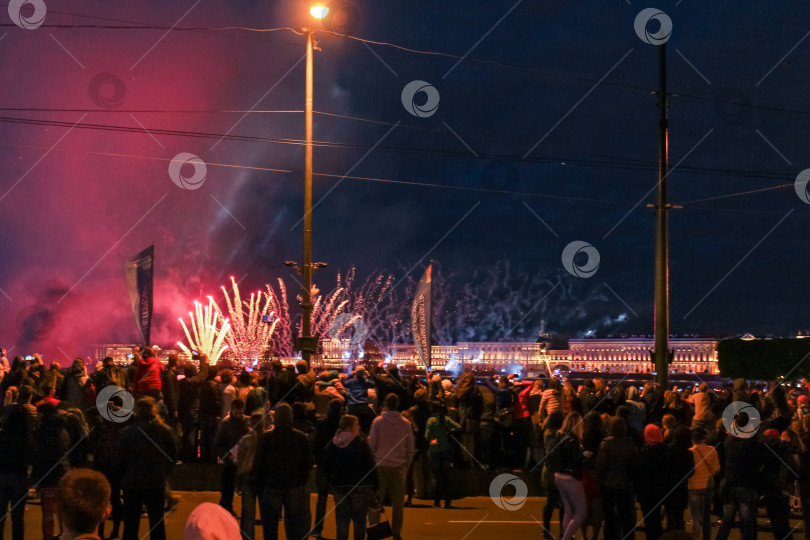 Скачать Толпа людей на огненном шоу. фотосток Ozero