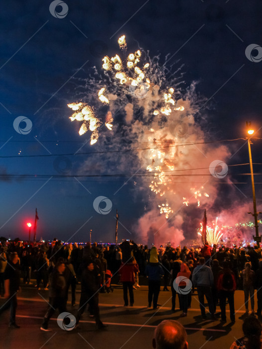 Скачать Фейерверк над толпой людей. фотосток Ozero