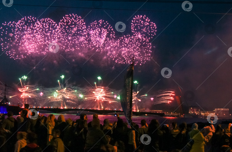 Скачать Толпа людей на огненном шоу. фотосток Ozero