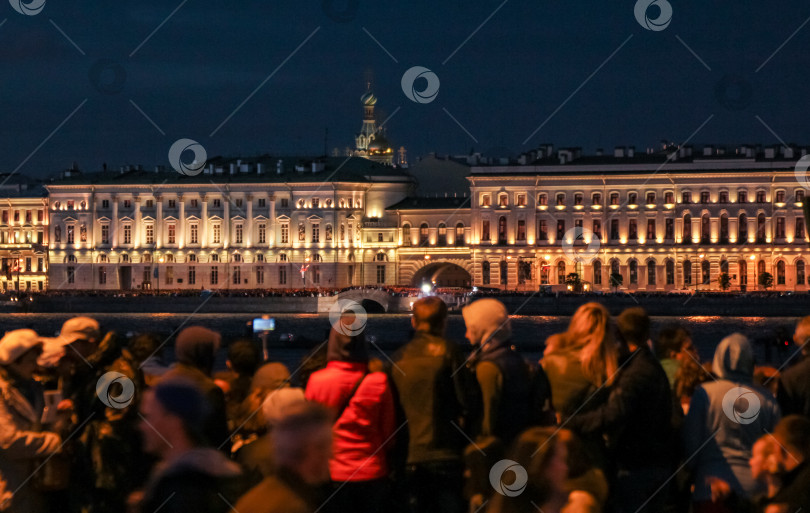 Скачать Люди ждут шоу. фотосток Ozero