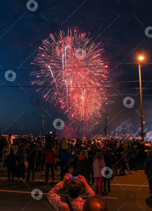 Скачать Люди наблюдают за фейерверком. фотосток Ozero