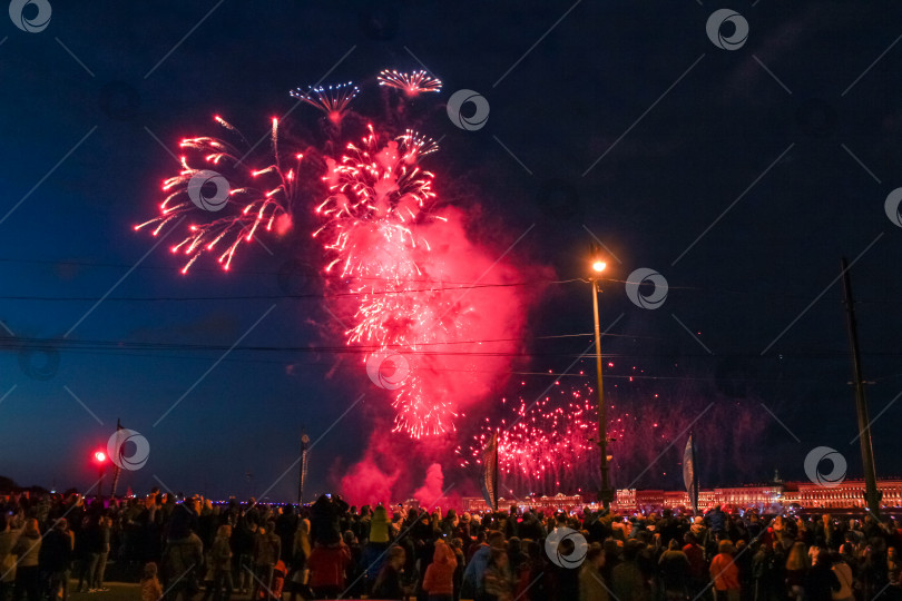 Скачать Праздничный фейерверк над толпой людей. фотосток Ozero