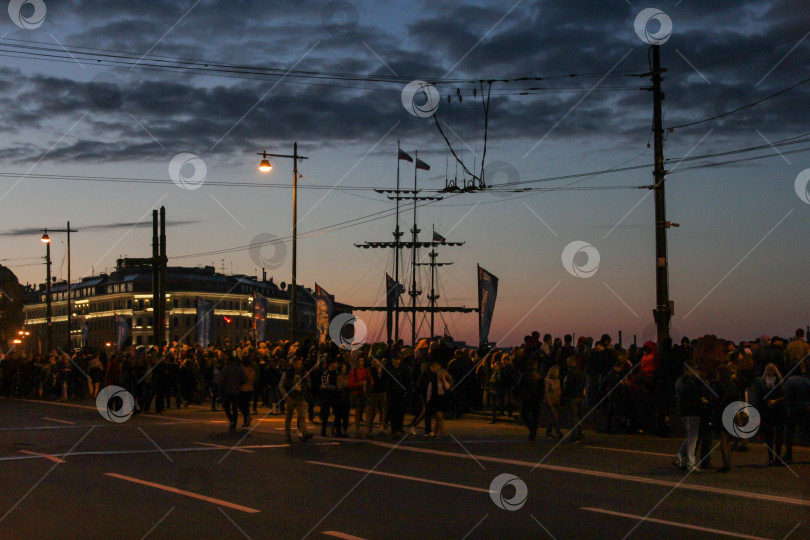 Скачать Люди проходят по Биржевому мосту в праздничный день. фотосток Ozero