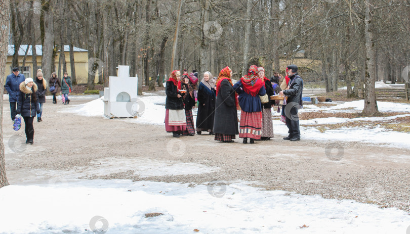 Скачать Группа маскировщиков на трассе. фотосток Ozero