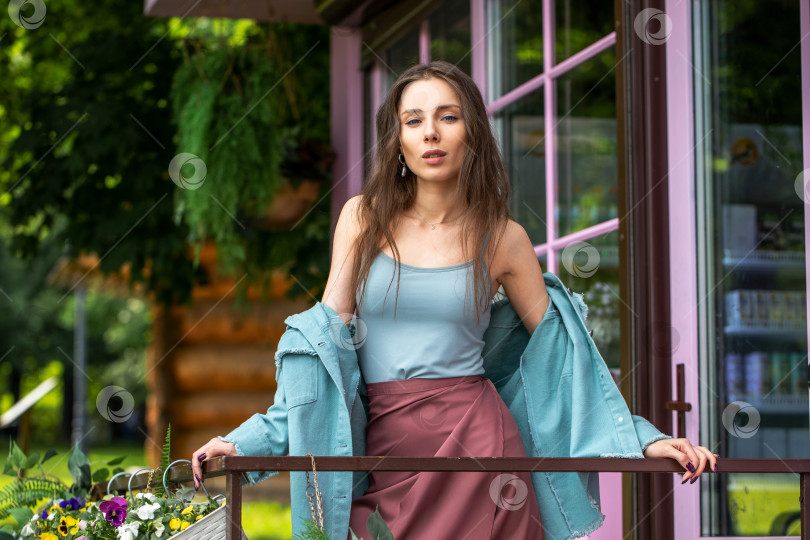 Скачать Портрет молодой красивой девушки-брюнетки фотосток Ozero