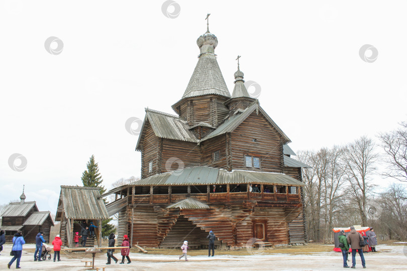 Скачать Люди у деревянной церкви. фотосток Ozero