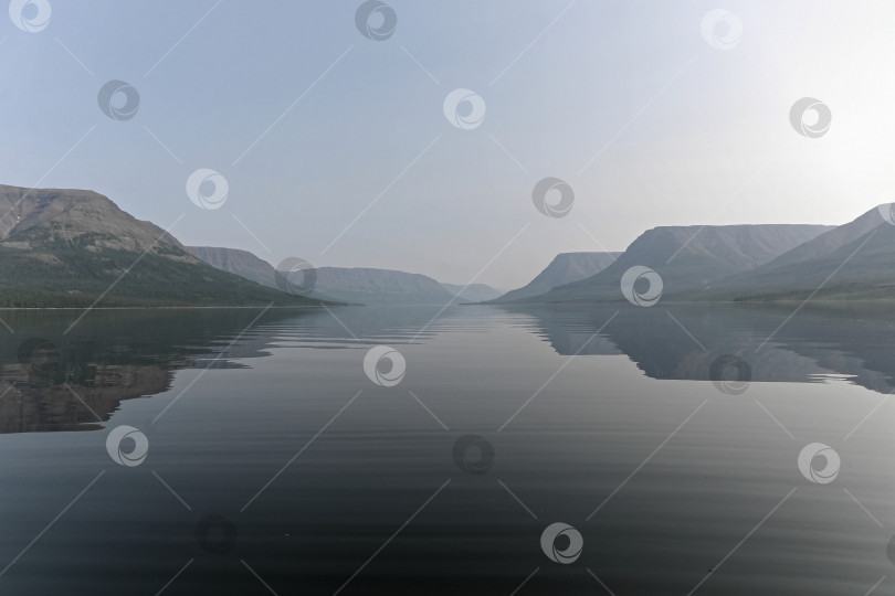 Скачать Плато Путорана, туманная дымка над озером. фотосток Ozero