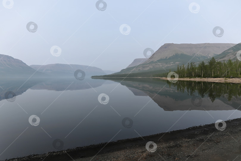 Скачать Плато Путорана, туманная дымка над озером. фотосток Ozero