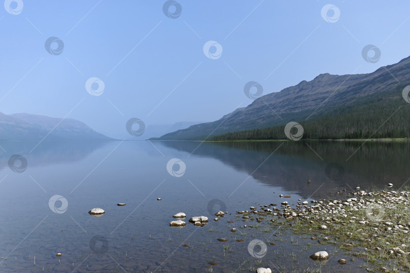 Скачать Плато Путорана, туманная дымка над озером. фотосток Ozero