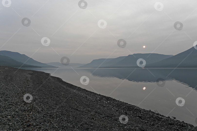 Скачать Плато Путорана, туманная дымка над озером. фотосток Ozero