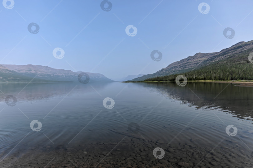Скачать Плато Путорана, туманная дымка над озером. фотосток Ozero